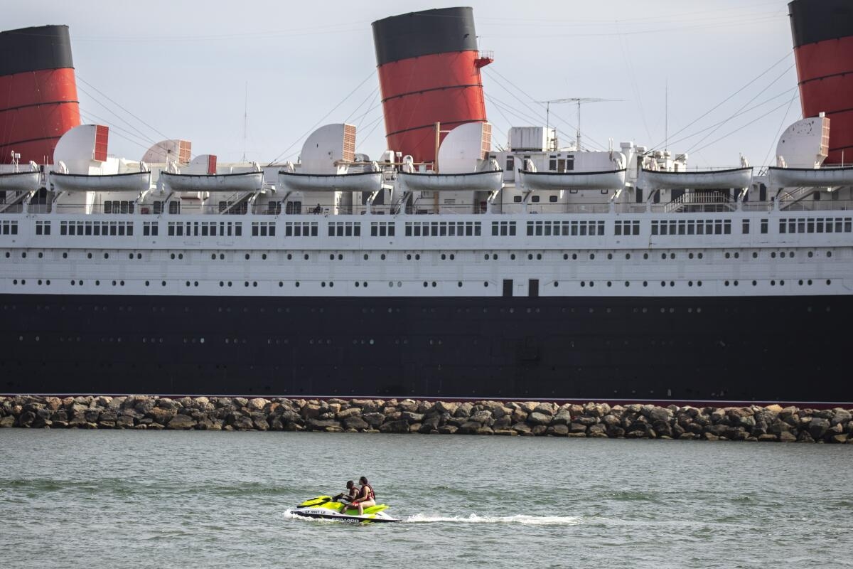 A Word Please The Story Behind Giant Waves Down Queen Mary s Funnel And Other Confusing Headlines Los Angeles Times