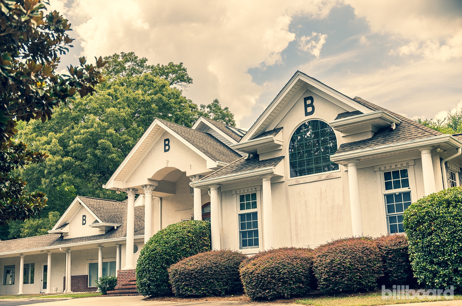 estate home crossword clue