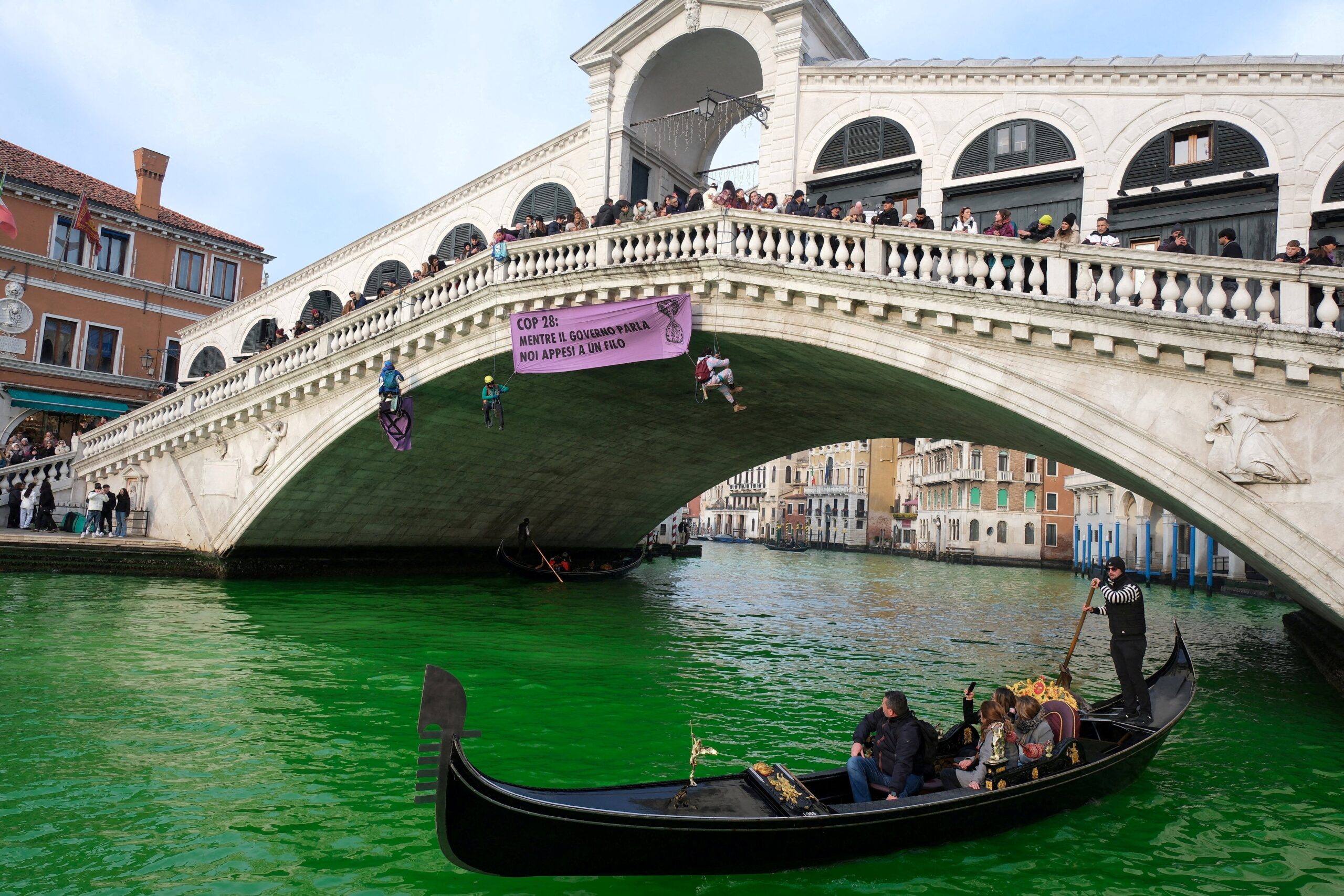 Venice s Grand Canal Dyed Fluorescent Green By Climate Activists The Independent