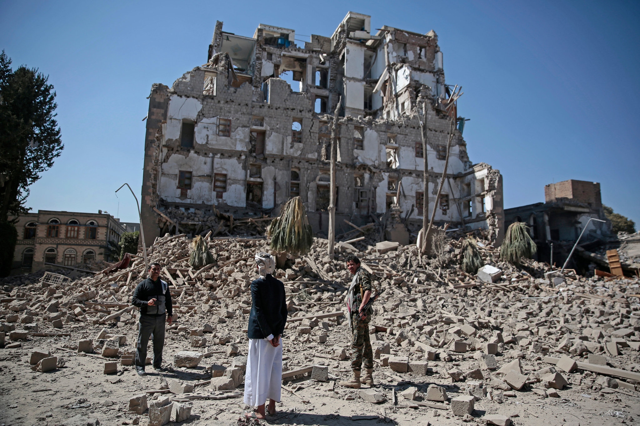 Yemen s War Enters A Dark Stage As Rebels Squeeze The Capital The New York Times